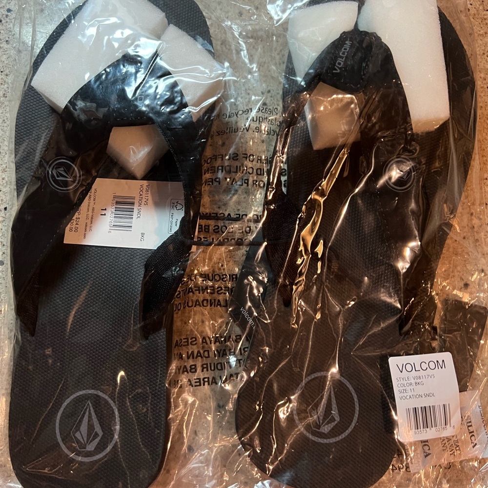 Volcom Mens Black Flip Flops NWT Size 11